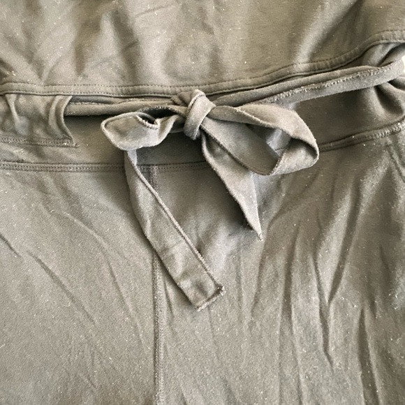 Lululemon | Lululemon Stirrup Yoga Pants gathered waist with tie, black, size 6 - Picture 4 of 6